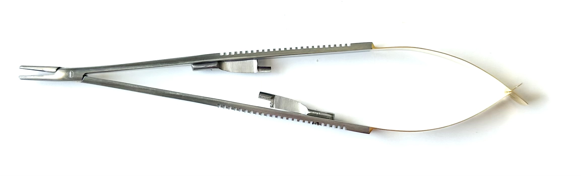 TC CASTROVIEJO NDL HLDR SERRATED 7"