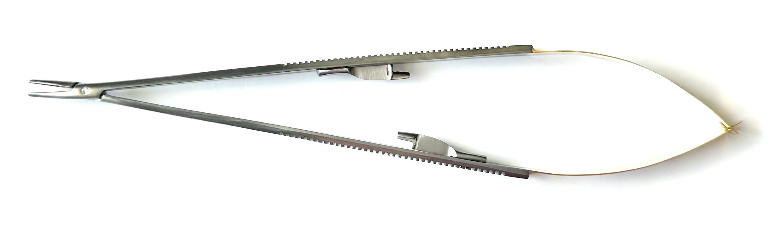 TC CASTROVIEJO NDL HLDR SERRATED 8"