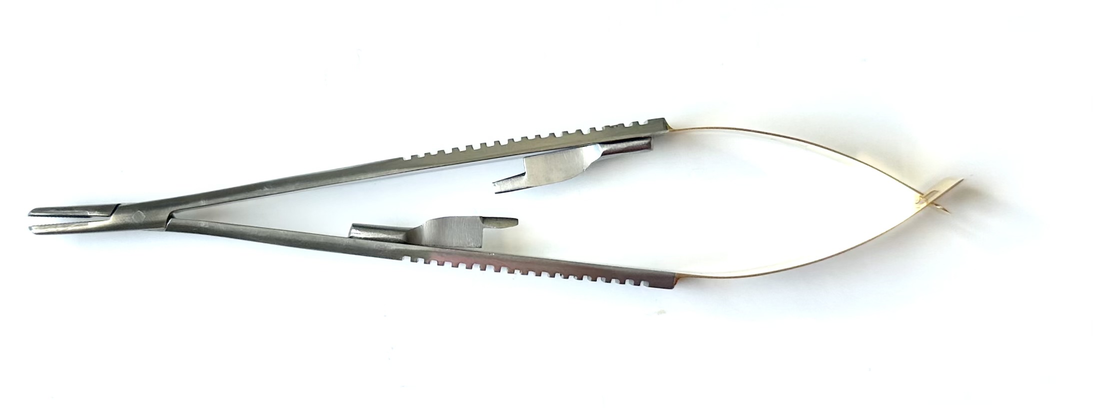 TC CASTROVIEJO NDL HLDR SERRATED 5 3/4"